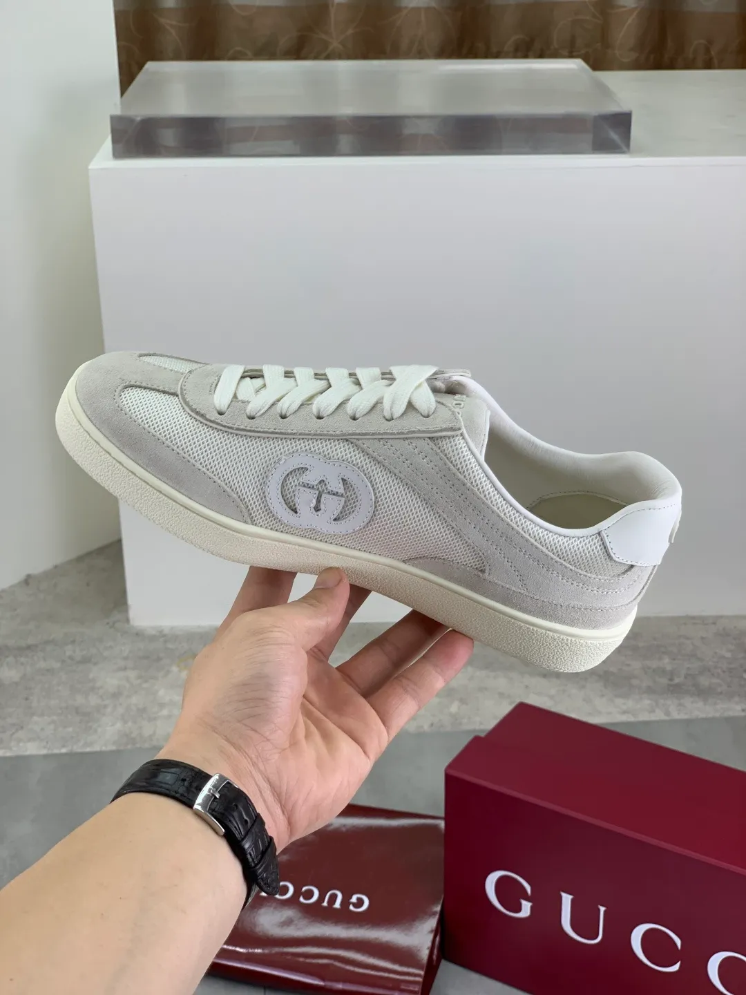 Men's shoes 💰P562 New GUCCI classic design moral training element catwalk model, matching version of top quality moral training shoes for men and women. Epoxy logo process is concave and convex, matching oil edge technology, punched cowhide cloth surface, suede cowhide surface splicing, breathable and not stuffy, the original overlasted shoe model is comfortable on the feet.  Fabric: Matched leather + cloth + mesh Lining: Water-dyed sheepskin Foot: Water-dyed sheepskin Outsole: Original molded TP matching environmentally friendly material Packaging: Top counter full set of packaging Female 35-42 (Female 41.42. Customized) Male 39-46 (46 customized)